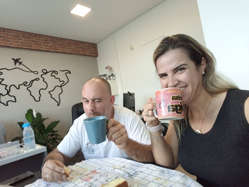 Emanuel e Merielin em momento de descontração durante a rotina de trabalho.