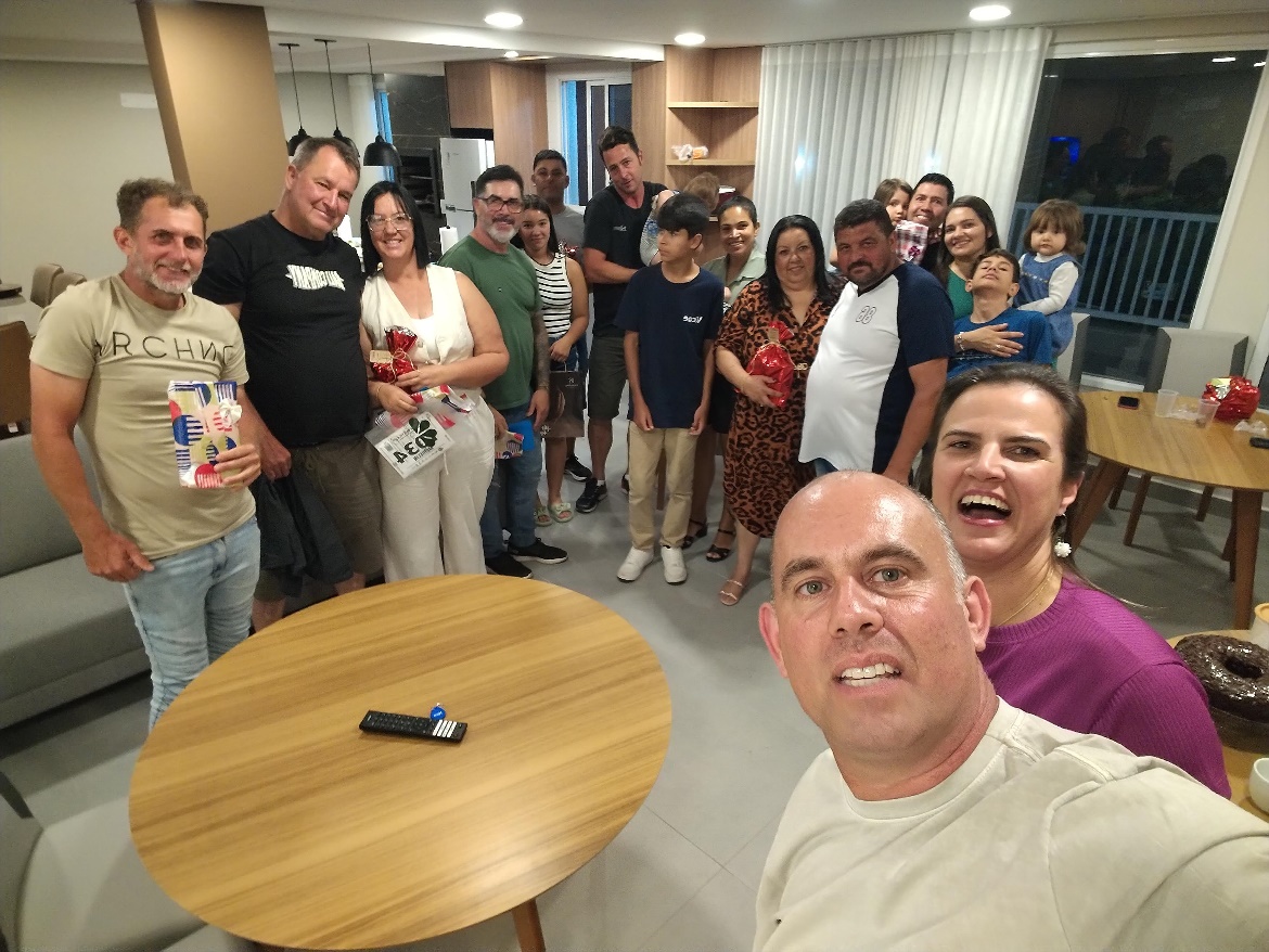 Equipe da NGL e familiares reunidos em confraternização de fim de ano.