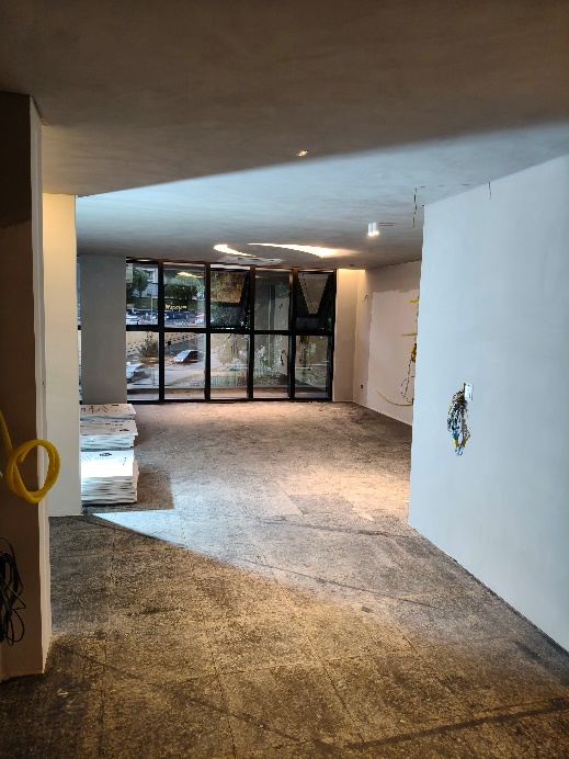 Ambiente amplo de obra mantido organizado, com materiais protegidos durante a execução.